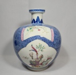 Belíssimo vaso em porcelana oriental com decoração floral com detalhes em tom azul. Dimensões: 22x19 cm. (alt.xdiâm.)