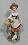 Belíssima estatueta em biscuit europeu representando "Mulher com criança e passaro" com rica policromia. Alt. 22 cm.