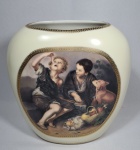 Belíssimo vaso em porcelana DD decorado com cenas do artista Bartolomé Esteban Murillo, detalhes a ouro 24k. DImensões: 19x8x19 cm. (comp.xlarg.xalt.)