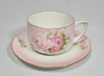 Belíssima Xícara de chá, de coleção, em porcelana alemã - RS Germany Tillowitz (1920 - 1944) com decoração de rosas e filetada a ouro.