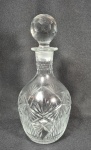 BOHEMIA - Belíssima licoreira em cristal com lapidação de palmas e tampa facetada. Alt. 27 cm.