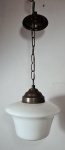 Luminária de teto em vidro opalinado branco leitoso Art Déco com pendente em bronze. Alt. 67 cm.