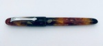Caneta tinteiro Jinhao, marmorizada, pena em iridium, na cor marrom e preta, clips niquelado, em excelente estado.