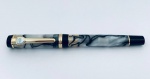 Caneta tinteiro Jinhao, marmorizada, branca com detalhes na cor preta, pena em aço e ouro, clips e anel dourado, em excelente estado.