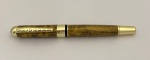 Caneta tinteiro Jinhao, em laca na cor dourada com detalhes na cor preta, clips, anel e demais acabamentos em dourado, em excelente estado.