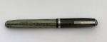 Caneta Esterbrook, americana, na cor cinza marmorizada, pena em aço número 2668, clips, anel e terminais em aço, em excelente estado de conservação.