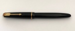 Caneta tinteiro Parker Duofold, made in England, na cor preta, com clips e anel central em plaquet. Pena em ouro 14K, 585, England, em excelente estado de conservação.