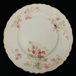 Antigo Prato em porcelana inglesa John Maddock&Sons decorado com rosas, borda com delicado trabalho ondulado. Med. Diâm. 23 cm.