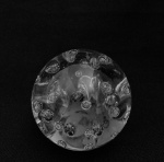 Peso de papel em vidro de murano translúcido decorado com bolhas. Med. Diâm. 7 cm.