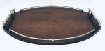 Grande bandeja oval em madeira, com galeria e pegas em metal. Med. 65x43 cm.