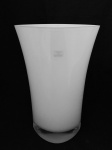 Lindo vaso polonês em vidro branco leitoso, made in Poland. Med. 29x21x15 cm.