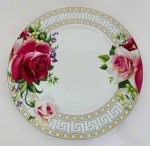 Prato em porcelana branca decorado com rosas e detalhes em ouro. Med. 27 cm.