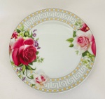 Prato em porcelana branca decorado com rosas e detalhes em ouro. Med. 19 cm.