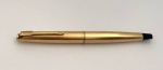 Caneta Parker 45, americana, em plaquet, com inscrição 1/0 12K G.F, made in US.A., com inscrição no corpo, com conversor original e pena original em ouro. Em excelente estado de conservação.