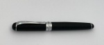 Caneta tinteiro Jinhao, na cor preta, com clips e anéis superior e inferior niquelados. Pena original Jinhao 18K GP, em excelente estado.