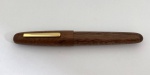 Caneta tinteiro Jinhao Pen Heritage, corpo em madeira, clips dourado e pena em aço, com partes folheadas à ouro, em estado de nova.