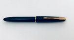 Caneta tinteiro Parker, inglesa, na cor azul. Pena em ouro, Parker 14K, 585, England 5, clips anel e terminal em plaquet. Em perfeito estado de conservação e funcionamento.