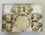 Belíssimo conjunto para café em porcelana, decorado com ramagens florais e filetes em ouro. Em perfeito estado, xícaras com 5 cm de altura e 6 cm de diâmetro e pires com 11 cm de diâmetro.