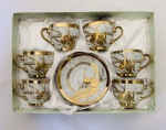 Belíssimo conjunto para café em porcelana, decorado com ramagens florais e filetes em ouro. Em perfeito estado, xícaras com 5 cm de altura e 6 cm de diâmetro e pires com 11 cm de diâmetro.