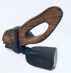Enxo (antiga ferramenta de carpinteiro) em madeira e lâmina de ferro, marcado, mas não identificado, numerado 90. Med. 25 cm. 22x17 cm.
