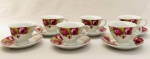 Belíssimo conjunto para chá em porcelana, decoração de rosas com filetes em ouro, contendo 12 peças, sendo: seis xícaras e seis pires. Em perfeito estado.