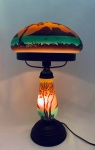 RAVAGNANI - Belíssima Luminária de mesa, formato cogumelo, cúpula e corpo em pasta de vidro decoradas com linda paisagem do Rio de Janeiro, para uma lume, base e cúpula assinadas. Instalação elétrica em perfeito estado. Med. Alt. 38 cm. Diâm. 24 cm.