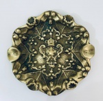 Cinzeiro em bronze decorado com relevos. Diâm. 12 cm.