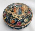 Porta joias redondo em porcelana chinesa, com linda pintura, dourações e relevos. Med. Diâm. 10,5 cm. Alt. 6 cm.
