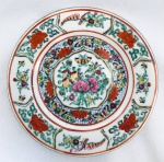 Prato em porcelana oriental, selo vermelho no verso. Med. Diâm. 15 cm.