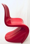 Designer - Cadeira dita panton na cor vermelha. Med. 83x48x43 cm.