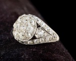 ANEL EM PLATINA CIRCA 1910 COM 27 DIAMANTES DE APROX 2,70 QUILATES TOTAL DE BOA COR "H I J K " E PUREZA "SI1 " . PESO 4,6 GRAMAS ARO 11(ONZE). BASE MEDE NO CENTRO 1,2CM DE DIÂMETRO.Assista ao vídeo.
