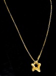 CORRENTE EM OURO AMARELO E BRANCO 18K COM PINGENTE ESTRELA. PESO TOTAL 27,6 GRAMAS. COLAR MEDE 70CM ABERTO E O PINGENTE 3,5 X 2,7CM. Assista ao vídeo.