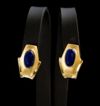 PAR DE BRINCOS EM OURO AMARELO 18K CONTRASTADO E CABOCHON DE PEDRA AZUL PROVAVELMENTE LÁPIS LÁZULI. PESO 5,8 GRAMAS MEDINDO 8,2CM DE COMPRIMENTO.Assista ao vídeo.