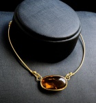 GARGANTILHA EM OURO 18K COM PINGENTE DETALHE CARAMELO PROVAVELMENTE ÂMBAR .PESO TOTAL 19,7 GRAMAS. COLAR MEDINDO APROX 36,5 CM DE CIRCUNFERÊNCIA INTERNA. DETALHE CETRAL MEDE 3.5 X 2,2CM.Detalhe central pode ser removido e substituído por algum outro.Possui uma fissura INTERNA. Assista ao vídeo.