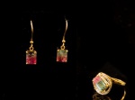 CONJUNTO COM TURMALINA BICOLOR EM OURO 18K CONTRASTADO, COMPOSTO POR ANEL E PAR DE BRINCOS. PESO TOTAL  4 GRAMAS. ANEL ARO18,5 BASE MEDE 1,3 X 1,3CM, A PEDRA POSSUI MARCAS DE USO.PAR DE BRINCOS MEDINDO 1,2CM DE COMPRIMENTO, pedra com sinais de uso.Assista ao vídeo.