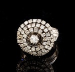 ANEL CHUVEIRO EM PLATINA COM BRILHANTE CENTRAL FULL CUT DE APROX 0,25 PONTOS + 59 BRILHANTES 8X8  1,15 QUILATES TOTAL. PESO 6 GRAMAS ARO 14. BASE MEDE 1,8CM DE DIÂMETRO.O ARO NO CENTRO GIRA EM VOLTA DA PEDRA CENTRAL.Assista ao vídeo.