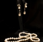 CONJUNTO DE COLAR DE PÉROLAS E PAR DE BRINCOS COM DETALHES EM OURO BRANCO 18K . PESO TOTAL 39,1 GRAMAS. COLAR MEDINDO 53CM ABERTO COM PÉROLAS DE 5,5 E 9MM,FECHO EM COM TRÊS BRILHANTES E PEDRAS AZUIS.PAR DE BRINCOS MEDINDO 4CM DE COMPRIMENTO COM PÉROLAS DE 7,6MM , QUATRO BRILHANTES E DOIS DIAMANTES.Assista ao vídeo.