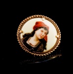 BROCHE EM OURO 18K COM PORCELANA. PESO 4,9 GRAMAS MEDINDO 2,6CM DE DIÂMETRO.Assista ao vídeo.