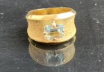 ANEL EM OURO AMARELO FÔSCO E BRILHANTE 18K 720 COM PEDRA AZUL. PESO 4,1 GRAMAS ARO 12(DOZE).Assista ao vídeo.