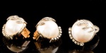 CONJUNTO COM PÉROLA MABÊ E 36 BRILHANTES 8X8 DE APROX 0,70 PONTOS TOTAL COMPOSTO POR ANEL E PAR DE BRINCOS. PESO TOTAL 26,2 GRAMAS. PAR DE BRINCOS  EM OURO BRANCO E AMARELO 18K, 18K 720 E 14K MEDINDO 1,9CM DE DIÂMETRO, FECHO DE PRESSÃO.ANEL EM OURO BRANCO 18K ,ARO 13,5 BASE MEDE 2CM DE DIÂMETRO.Assista ao vídeo.
