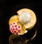 ANEL EM OURO AMARELO FÔSCO E BRILHANTE 18K COM  APROX 27 BRILHANTES 8X8 DE APROX 0,54 PONTOS TOTAL E 27 RUBIS. PESO 13,1 GRAMAS ARO 16,5.BASE MEDE 2,2 X 1,8CM.Assista ao vídeo.