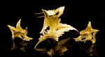 CONJUNTO DE GRAND E BROCHE E PAR DE BRINCOS EM OURO AMARELO 18K CONTRASTADO COM 13 BRILHANTES. PESO TOTAL 33,9 GRAMAS. BROCHE MEDINDO 7 X 4,2CM E O BRINCO 3,7 X 3CM, FECHO DE PRSSÃO.Assista ao vídeo.