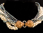 COLAR DE PÉROLAS TORCHON COM PÉROLAS DE ÁGUA DOCE COM FECHO EM OURO AMARELO E BRANCO 18K COM DUAS CABEÇAS DE LEÃO E DEZ BRILHANTES 8X8.PESO 181,8 GRAMAS. COLAR MEDINDO 43CM ABERTO E O FECHO 4,7 X 2CM.Assista ao vídeo.