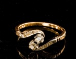 DELICADO ANEL ANTIGO EM OURO 18K, PLATINA ,DOIS DIAMANTES CUSHION CUT E SEIS DIAMANTES ROSE CUT. PESO 2,5 GRAMAS ARO 18.Assista ao vídeo.