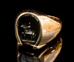 ANEL EM OURO ROSÊ 18K COM DETALHE NO CENTRO DE HEMATITA EM FORMA DE  FERRADURA E PEÃO COM CAVALO EM BAIXO RELÊVO.PESO  17,8 GRAMAS ARO 16,5. BASE MEDE 1,5 X 1,2CM.Assista ao vídeo.