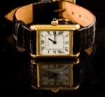RELÓGIO CARTIER FEMININO ELECTROPLATED, PLAQUÊ. CAIXA MEDE 20 X 20 MM.PULSEIRA EM COURO PRETO ESTILO PRETO, FIVELA EM METAL DOURADO.MECÂNICO, FUNCIONANDO.A GARANTIA DO RELÓGIO É SOMENTE NO QUE SE REFERE À SUA AUTENTICIDADE.Assista ao vídeo.