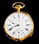 RELÓGIO PATEK PHILIPPE 18 LINHAS DE BOLSO EM OURO 18K. PESO BRUTO 73,7 GRAMAS MEDINDO 45MM DE DIÂMETRO.AS ABERTURAS DA CAIXA DIFEREM DE POSIÇÃO E POSSUI UM SINAL DE USO.Assista ao vídeo.