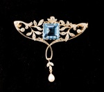 REFINADO BROCHE ART DÉCO EM OURO 18K, PLATINA COM ESPINÉLIO SINTÉTICO AZUL , TRÊS DIAMANTES CUSHION , 60 DIAMANTES ROSE CUT COM ENGARCE MILLE GRAIN  E PÉROLA EM GOTA. PESO 12,4 GRAMAS MEDINDO 5,5 X 4,7CM.Assista ao vídeo.