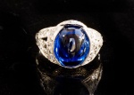 ANEL ANTIGO EM PLATINA COM CABOCHON DE PEDRA AZUL E SEIS BRILHANTES 8X8 DE APROX 0,12 PONTOS TOTAL.PESO 6,4 GRAMAS ARO 20.5.BASE MEDE 1,4 X 1,1CM.Assista ao vídeo.