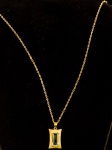 COLAR EM OURO AMARELO 18K CONTRASTADO COM PINGENTE COM ÁGUA MARINHA.PESO TOTAL 4,5 GRAMAS. COLAR MEDINDO 42CM ABERTO E O PINGENTE 2,1 X 1CM.Assista ao vídeo.
